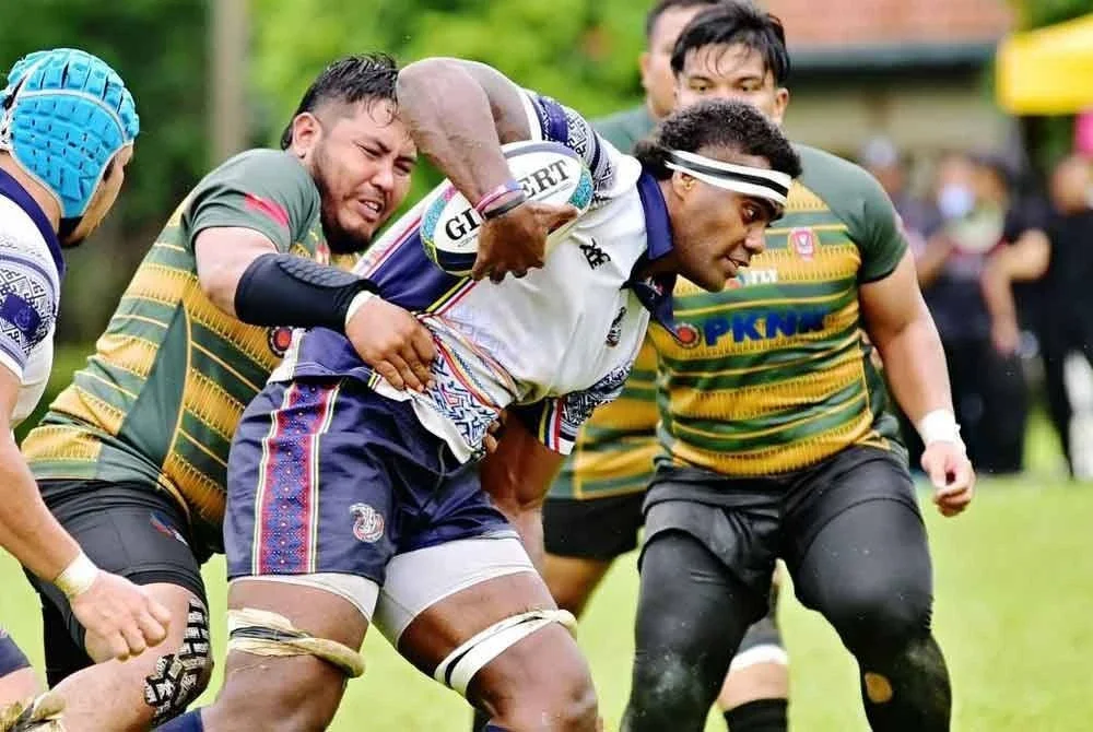 Pemain PDRM, Taniela Tuirabe Senileba (tengah) dijangka taruhan berdepan Kuala Lumpur suku akhir Piala Agong di padang Pulapol, Sabtu ini. FOTO: RAGBI PDRM