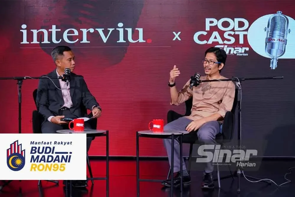 Jufitri (kanan) ketika program Interviu bertajuk 'Berbudi95 kepada rakyat' yang dihoskan oleh Haizir di Kompleks Karangkraf pada Khamis. FOTO: MOHD HALIM ABDUL WAHID