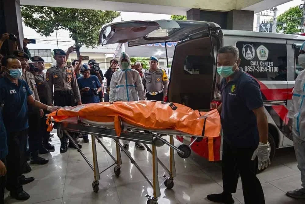 Mayat pelajar mangsa runtuhan sekolah pondok Al Khoziny dibawa ke Hospital Bhayangkara di Surabaya, Jawa Timur. - AFP
