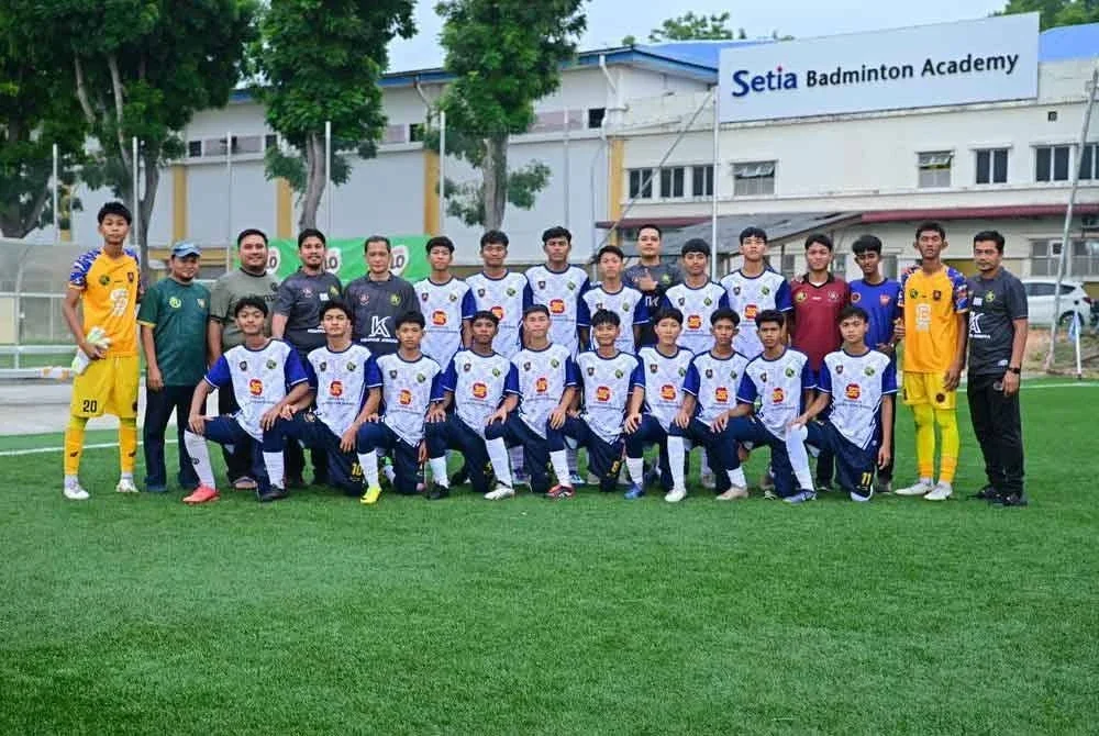 Barisan pengurusan, jurulatih dan pemain SMK Meru bagi kempen Piala Datuk Mokhtar Dahari B-15 2025.