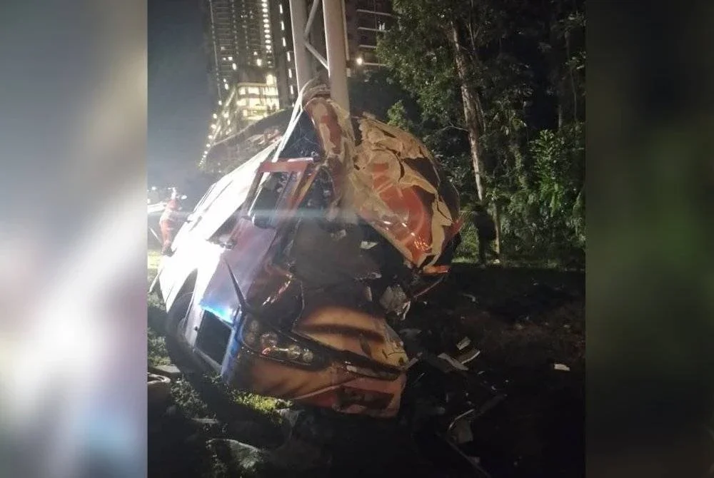 Sebuah bas ekspres terbabas dalam kejadian di Lebuhraya Utara Selatan menghala utara, Seri Kembangan pada Sabtu. Foto: JBPM Selangor