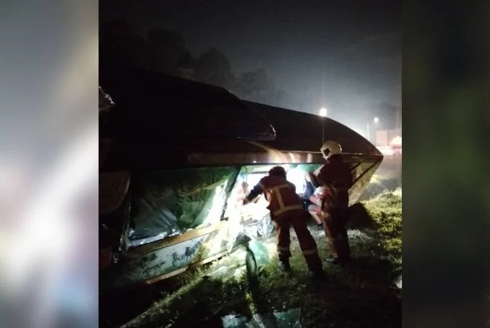Tiga mangsa telah dikeluarkan oleh bomba dan selebihnya keluar sendiri sebelum ketibaan anggota operasi. Foto: JBPM Selangor