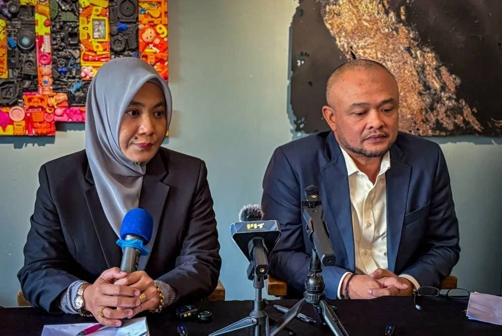 Ahmad Shah Rizal (kanan) menafikan tuduhan mengambil serta menyembunyikan wang tunai sebanyak RM1.3 juta dalam satu sidang media.