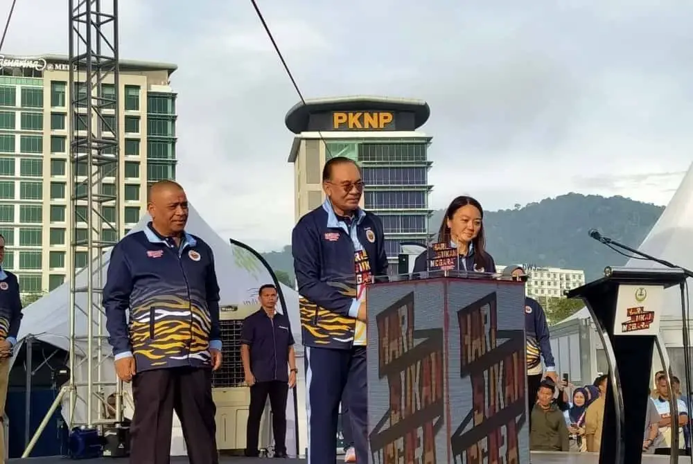 Anwar (tengah) ketika menyempurnakan perasmian Hari Sukan Negara Peringkat Kebangsaan 2025 di Bulatan Sultan Azlan Shah, Bandar Meru Raya, pada Sabtu.