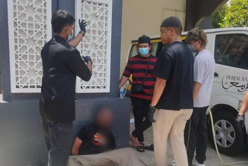 Pegawai JIM menjalankan pemeriksaan ke atas warga asing yang ditahan di sekitar Masjid Jamek Kampung Baru, Kuala Lumpur pada Jumaat.