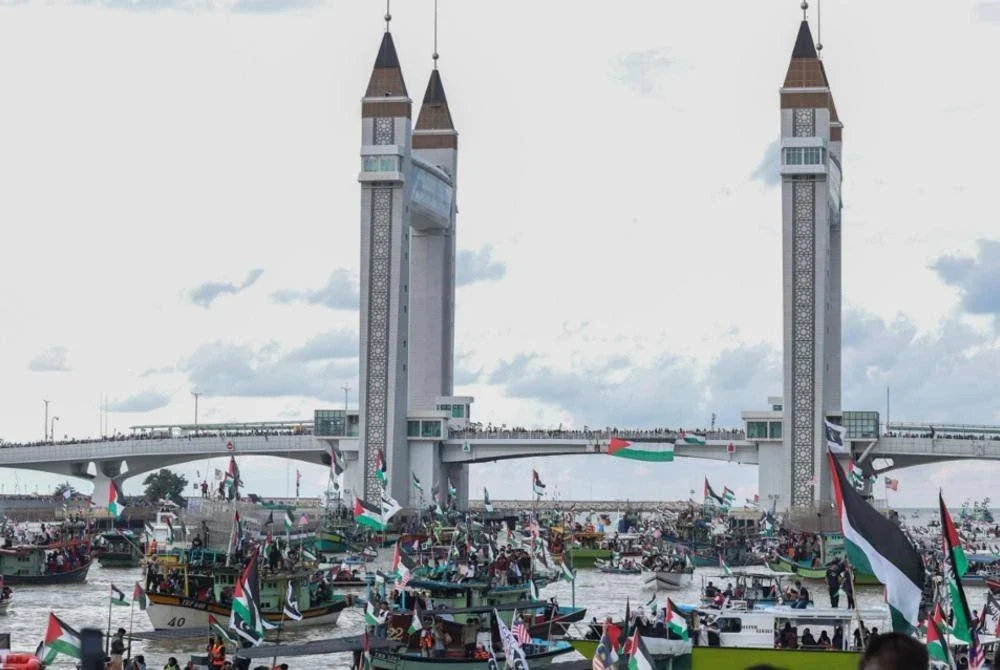 Lebih 300 peserta menyertai perarakan bot sempena Himpunan Taufan Al-Aqsa sebagai tanda solidariti terhadap perjuangan rakyat Palestin di perairan Jambatan Angkat (Drawbridge), Kuala Terengganu. FOTO: (Urusetia Penerangan Darul Iman (UPDI)