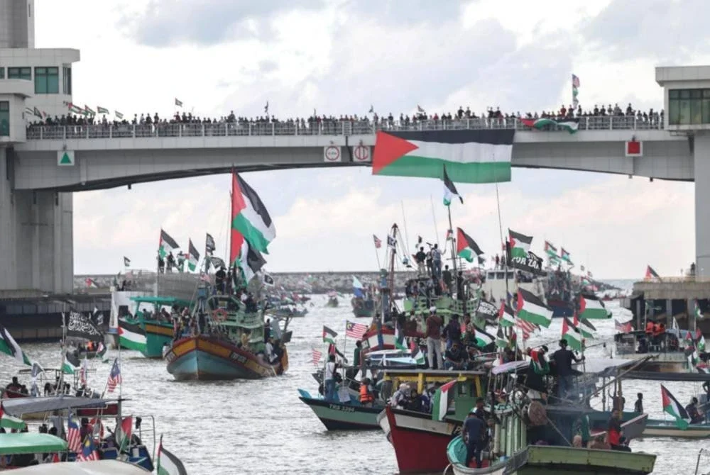 Deretan bot yang dihiasi bendera Palestin dan Jalur Gemilang mewarnai perairan Jambatan Angkat (Drawbridge) sempena Himpunan Taufan Al-Aqsa di Kuala Terengganu. FOTO: Urusetia Penerangan Darul Iman (UPDI)