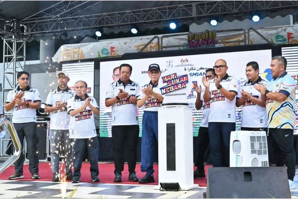 Wan Rosdy (lima dari kiri) menyempurnakan simbolik perasmian HSN Peringkat Pahang di Dataran Orang Kaya Haji, Lipis pada Sabtu. Foto Pahang Media