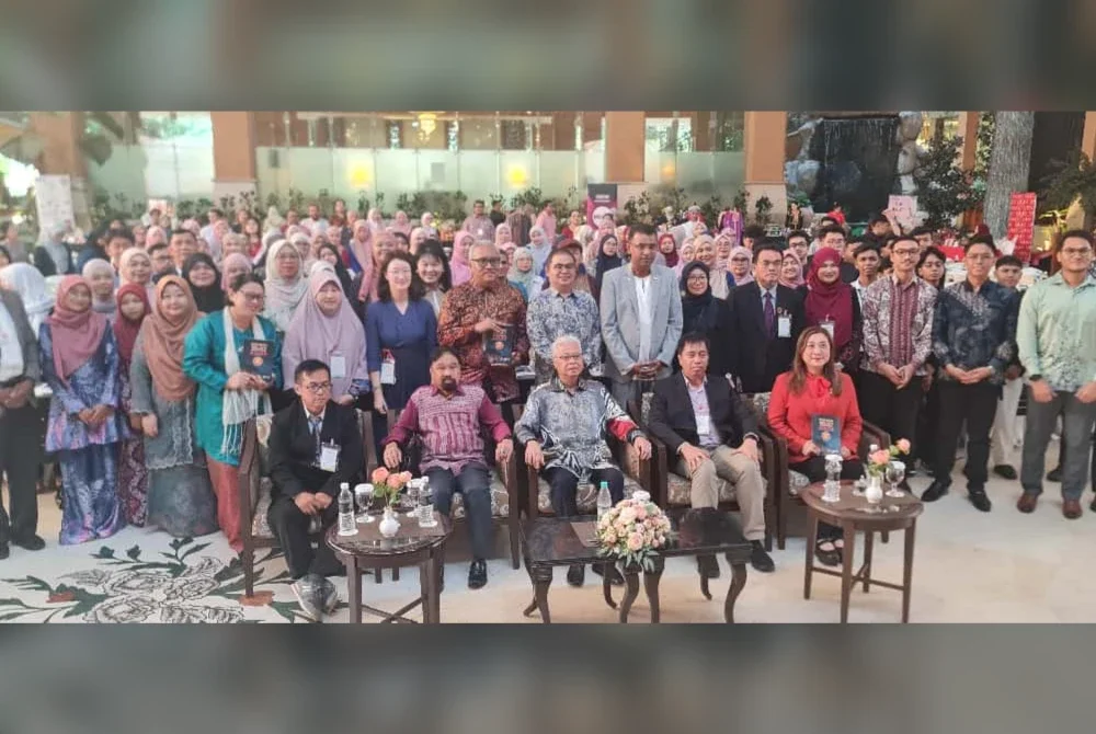 Ismail Sabri (duduk, tengah) ketika hadir merasmikan Simposium Antarabangsa Aspirasi Bahasa Melayu dan Malam Puisi Mengukir Bangsa Ke-4 di sebuah hotel pada Sabtu.