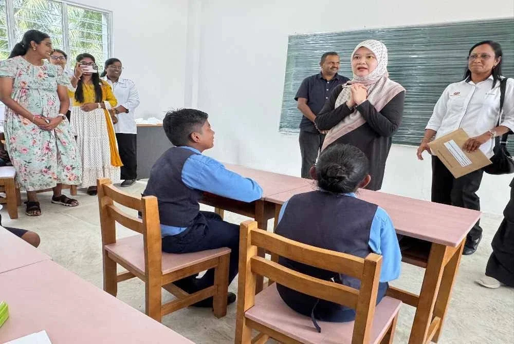 Fadhlina beramah mesra dengan murid Sekolah Jenis Kebangsaan Tamil Ladang Byram pada Sabtu.