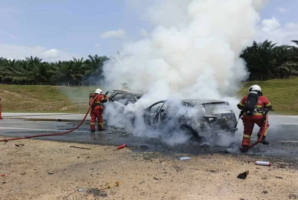 Anggota bomba sedang memadam kebakaran dalam nahas membabitkan dua buah kereta yang terbakar di Lebuhraya Senai-Desaru. - Foto JBPM Johor 