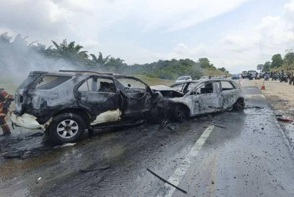  Dua lelaki maut manakala tiga lagi parah dalam kemalangan membabitkan tiga buah kenderaan yang mana dua daripadanya terbakar di Kilometer 56, Lebuhraya Senai–Desaru pada Sabtu.