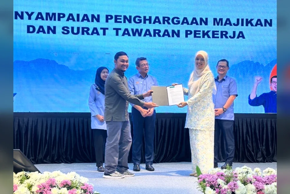 Muhammad Hafiz (kiri) menerima surat tawaran kerja disampaikan oleh wakil pihak gudang. Foto SINAR HARIAN – ADILA SHARINNI WAHID