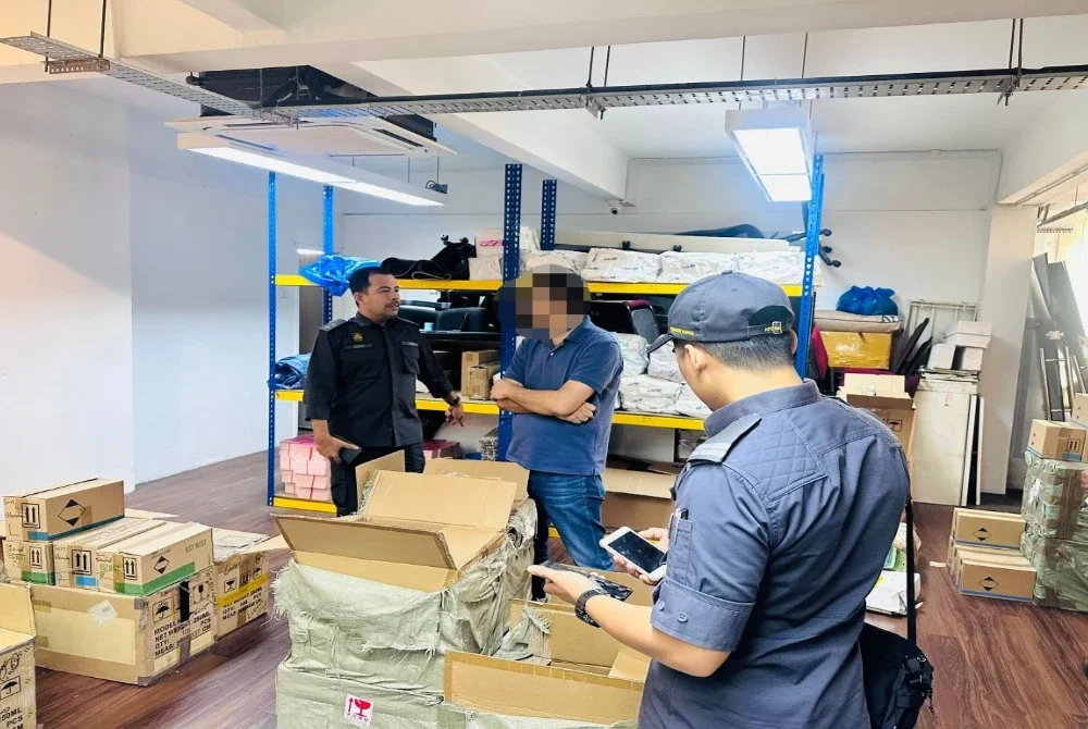 KPDN Kuala Lumpur menyerbu sebuah stor di Cheras dan menahan dua warga asing selepas menemui lebih 17,000 produk penjagaan diri tiruan bernilai RM160,000 dalam operasi Op Jeriji 6.0.
