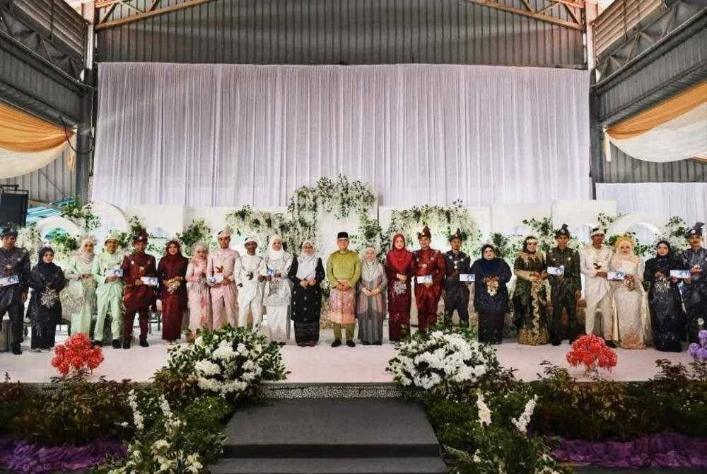 Wan Rosdy(12 dari kanan ) bergambar kenangan bersama pasangan pengantin terlibat di Laman Sejahtera Sungai Koyan pada Sabtu.
Foto FB Wan Rosdy 