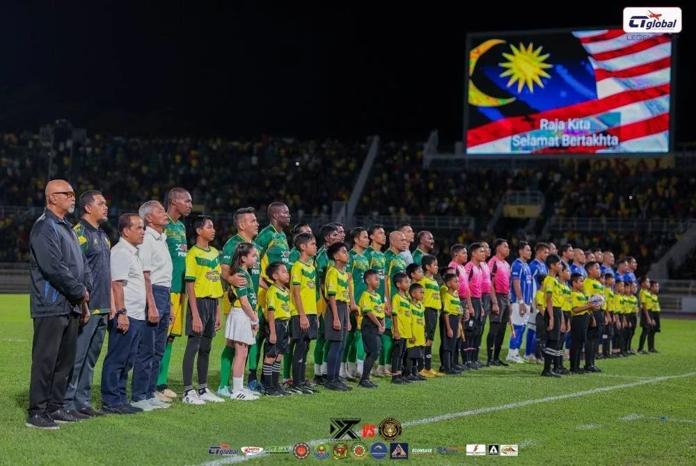 Perlawanan penuh nostalgia antara legenda bola sepak Kedah era ‘Double Treble’ dan barisan bekas pemain kebangsaan dalam aksi CT Global Legend Cup 2025 di Stadium Darul Aman pada malam Jumaat. Foto Exdoubletreblekedah