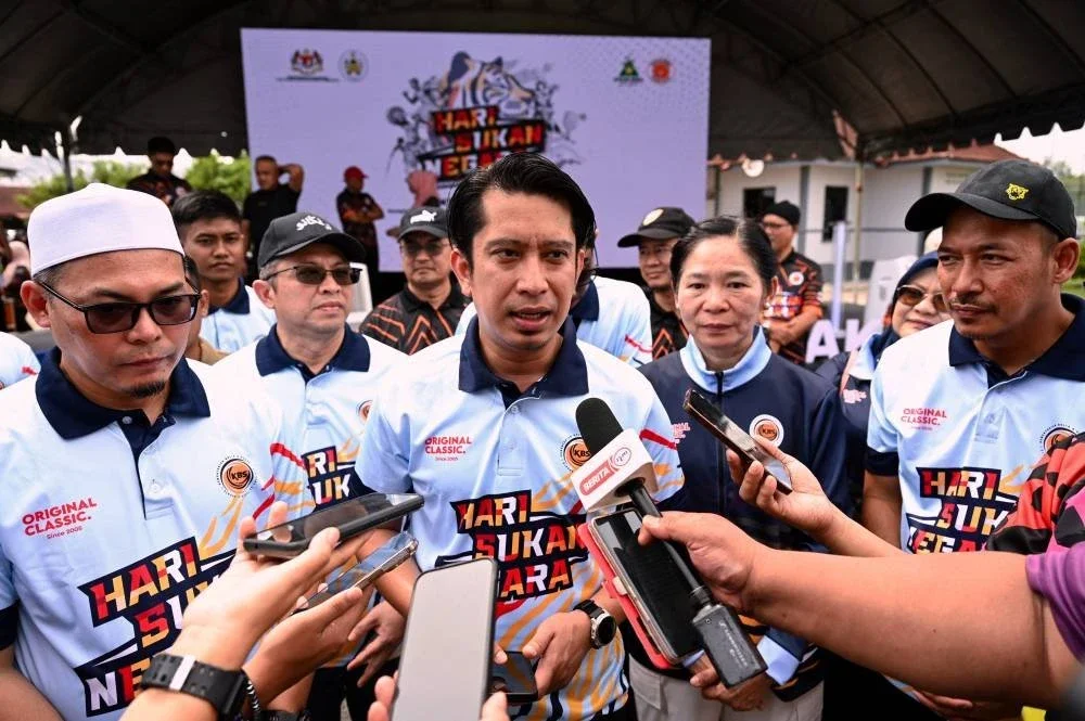 Timbalan Menteri Belia dan Sukan, Adam Adli Abd Halim (tengah) bercakap kepada media pada Majlis Hari Sukan Negara (HSN) Peringkat Negeri Terengganu di Kompleks Sukan Negeri Terengganu hari ini. Foto Bernama 