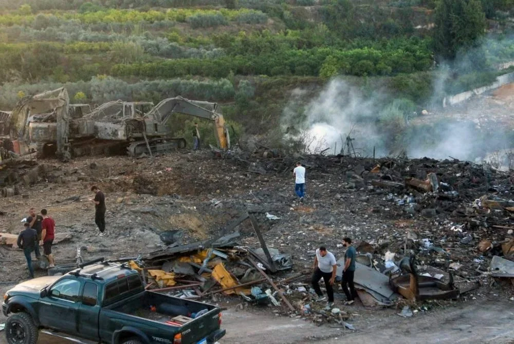 Beberapa pemuda memeriksa lokasi dibedil Zionis di kawasan al-Msyaleh pada awal pagi Sabtu. Foto AFP
