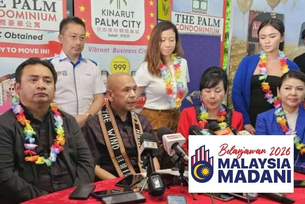 Armizan (duduk, dua dari kiri) dalam sidang akhbar selepas menyempurnakan Majlis MoU bagi Pembangunan Pawagam Komuniti 10 Star Cinemas bersama WSG Properties dan WK Konsortium di Kinarut, Papar pada Sabtu.