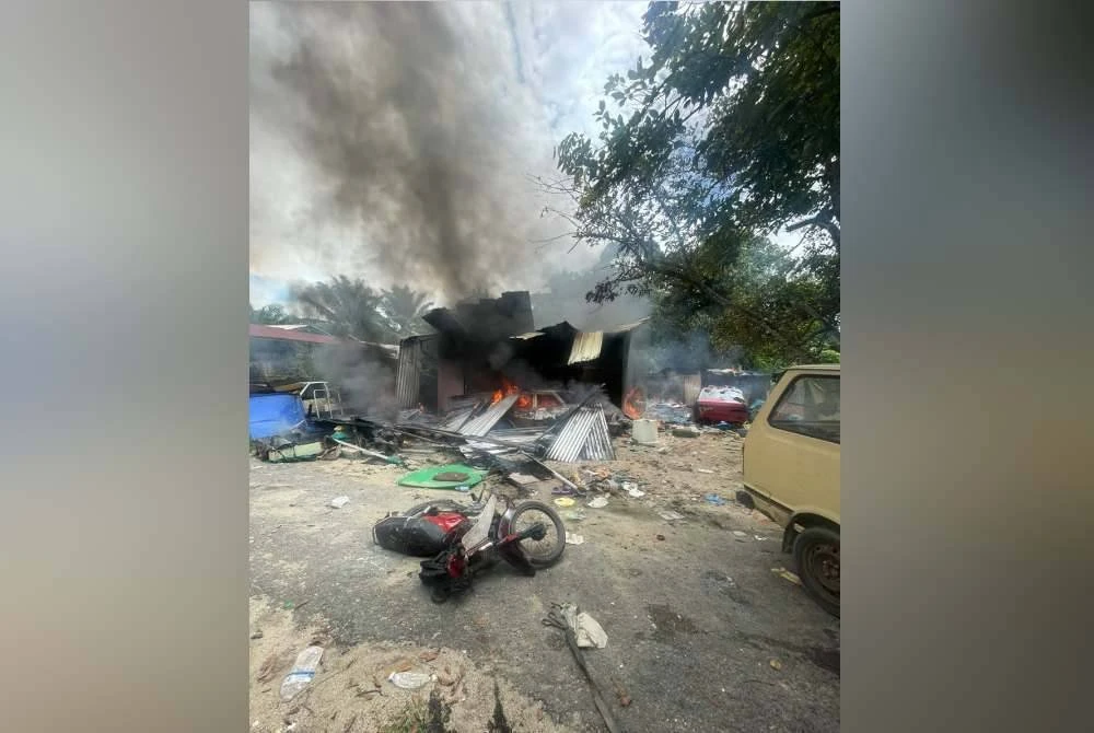 Beberapa kenderaan turut musnah dalam kebakaran di Kampung Parit Menteri, Taiping pada Sabtu.