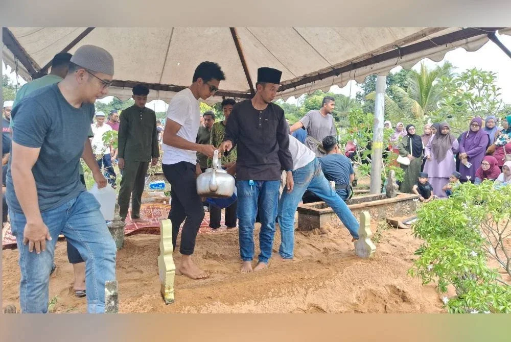 Ahli keluarga dan kenalan mengiringi pengebumian pasangan suami isteri yang juga pengusaha kedai makan terkenal, Warung Aziz Satar di Tanah Perkuburan Islam Kuala Kemaman pada Sabtu.