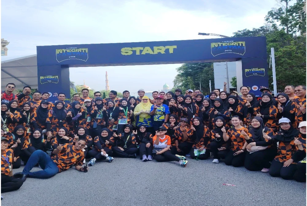 Anis Rizana (tengah) bergambar bersama warga kerja JKDM pada Program Larian Integriti Kastam 2025 di Putrajaya pada Sabtu.