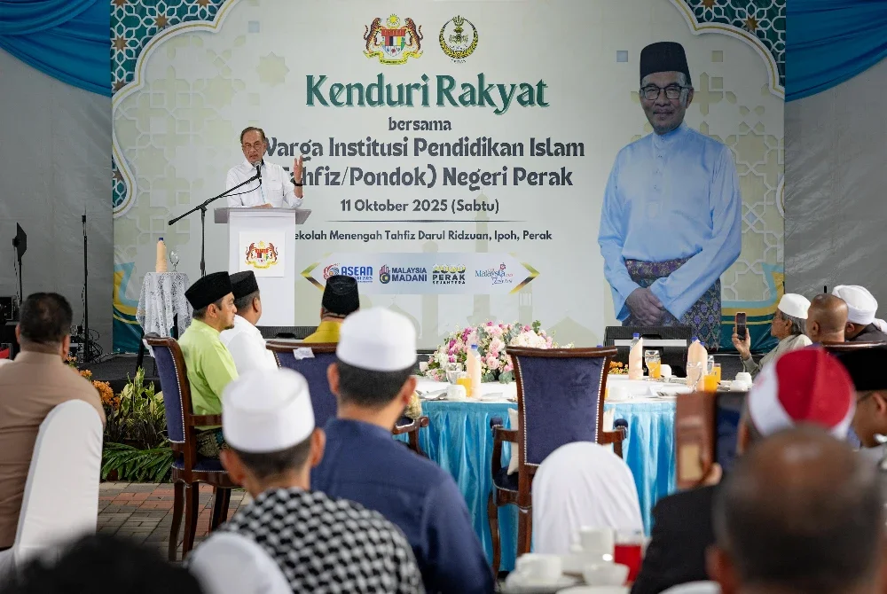 Perdana Menteri, Datuk Seri Anwar Ibrahim berucap pada program Kenduri Rakyat bersama Warga Institusi Pendidikan Islam Negeri Perak di Sekolah Menengah Tahfiz Darul Ridzuan hari ini. Foto Bernama