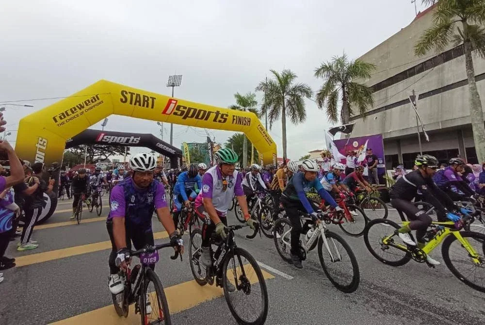 Peserta Fun Run & Ride For Waqf 2025 memulakan kayuh basikal sejauh 40km di Wisma Darul Iman, Kuala Terengganu.