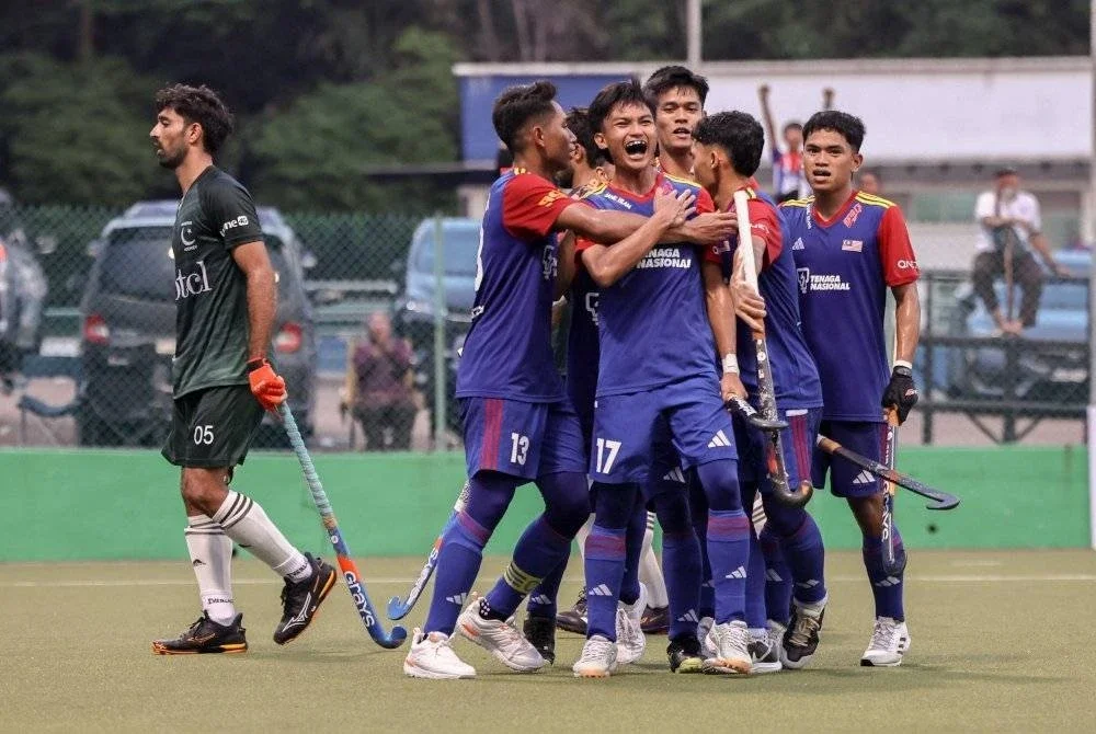 Pemain Malaysia Ammar Qusyairi (tengah) meraikan jaringan gol pertaman Negara bersama rakan sepasukan ketika menentang Pakistan dalam perlawanan Piala Hoki Sultan Johor (SOJC) di Stadium Hoki Taman Daya, hari ini. Foto Bernama