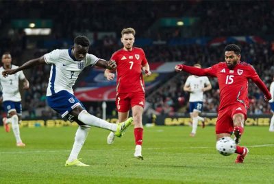 Saka (kiri) memadam rekod legenda Arsenal, Cliff Bastin yang mencatat 12 gol untuk England sejak 1938.