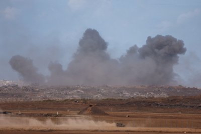 Kepulan asap tebal kelihatan susulan pengeboman Israel ke atas Semenanjung Gaza, seperti yang dirakam dari seberang sempadan di selatan Israel pada 10 Oktober 2025. Foto AFP