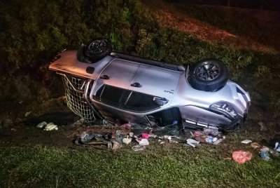 Toyota Hilux yang dinaiki pasangan suami isteri dan empat penumpang dipercayai terbabas di tempat kejadian. Foto ihsan PDRM
