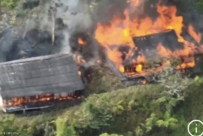 Sekolah awam di kampung Mangoldolki, Pergunungan Bintang, terbakar akibat serangan kumpulan bersenjata pada Rabu.