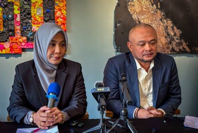 Ahmad Shah Rizal (kanan) menafikan tuduhan mengambil serta menyembunyikan wang tunai sebanyak RM1.3 juta dalam satu sidang media.