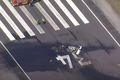 Tiga orang maut selepas sebuah pesawat ringan terhempas lalu terbakar di selatan Wollongong, tenggara Australia pada pagi Sabtu.