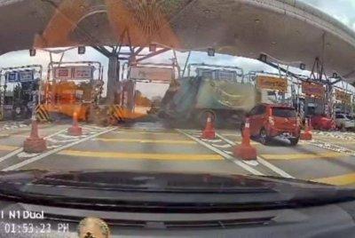Sinar Harian pada Jumaat melaporkan tular di media sosial rakaman video memaparkan sebuah lori sampah merempuh Plaza Tol Puchong Selatan, Lebuhraya Damansara-Puchong (LDP) arah Bandar Bukit Puchong.