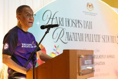 Dr Dzulkefly Ahmad berucap pada Majlis Sambutan Hari Hospis dan Rawatan Paliatif Sedunia 2025 di Institut Kanser Negara (IKN), pada Sabtu. Foto Bernama