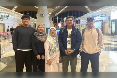 Adam (kanan) berkongsi foto keluarga yang dirakam ketika menghantar bapanya berangkat menyertai misi kemanusiaan ke Gaza baru-baru ini.