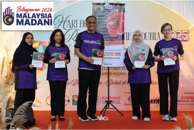 Dr Dzulkefly (tengah) menunjukkan buku "National Standards in Palliative Care" pada Majlis Sambutan Hari Hospis dan Rawatan Paliatif Sedunia 2025 di Institut Kanser Negara (IKN) pada Sabtu. Turut kelihatan Ketua Setiausaha Kementerian Kesihatan, Datuk Seri Suriani Ahmad (dua dari kiri) dan Ketua Subkepakaran Perubatan Paliatif, Kementerian Kesihatan Dr Fazlina Ahmad (dua dari kanan). Foto Bernama