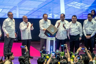Anwar (empat dari kiri) menyempurnakan sesi Peluncuran Panel Solar Bumbung Tunggal Terbesar di Malaysia pada Program "Temu Anwar" Bersama Pelajar Universiti Teknologi PETRONAS (UTP), pada Sabtu. Foto Bernama