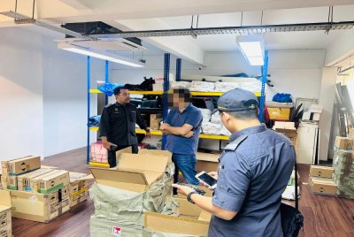 KPDN Kuala Lumpur menyerbu sebuah stor di Cheras dan menahan dua warga asing selepas menemui lebih 17,000 produk penjagaan diri tiruan bernilai RM160,000 dalam operasi Op Jeriji 6.0.
