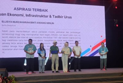 Hajiji menyampaikan hadiah kepada belia yang mengutarakan aspirasi terbaik pada program Tamu Belia 360 di SICC, Kota Kinabalu, pada Sabtu.