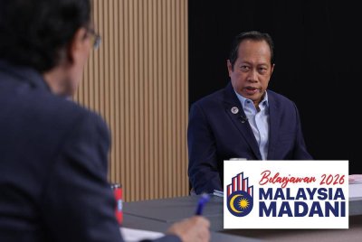 Ahmad ketika diwawancara hos Sherkawi Jirim pada Analisis Belanjawan 2026 Malaysia Madani di Wisma Bernama, pada Jumaat. Foto Bernama