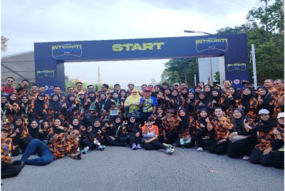 Anis Rizana (tengah) bergambar bersama warga kerja JKDM pada Program Larian Integriti Kastam 2025 di Putrajaya pada Sabtu.