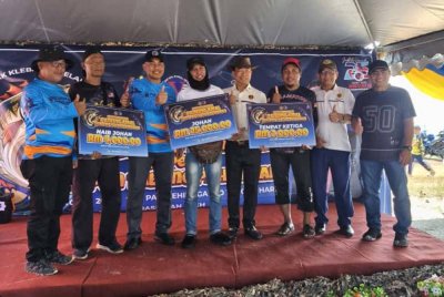 Semaon (tiga dari kiri) bersama pemenang Pertandingan Memancing Amal sempena Kempen Tabung Pahlawan anjuran JHEV ATM di Pantai Tambak Klebang pada Sabtu. 