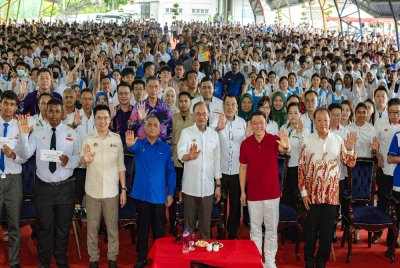 Perdana Menteri, Datuk Seri Anwar Ibrahim bergambar bersama pelajar ketika hadir pada program Majlis Sumbangan Kasih MADANI sempena Deepavali 2025 di Sekolah Menengah Jenis Kebangsaan Poi Lam hari ini. Foto Bernama