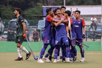 Pemain Malaysia Ammar Qusyairi (tengah) meraikan jaringan gol pertaman Negara bersama rakan sepasukan ketika menentang Pakistan dalam perlawanan Piala Hoki Sultan Johor (SOJC) di Stadium Hoki Taman Daya, hari ini. Foto Bernama