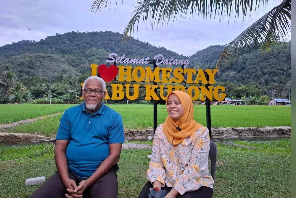 Meor Samsudin bersama Noorshazlin, antara individu yang bertanggungjawab membawa nama Homestay Labu Kubong dikenali sebagai destinasi percutian bertaraf antarabangsa.