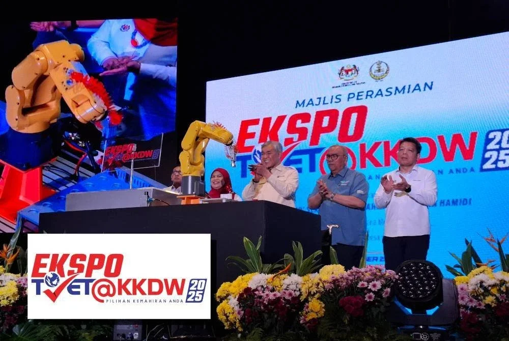 Ahmad Zahid (tiga dari kanan) menyempurnakan gimik perasmian Ekspo TVET@KKDW 2025 di Pusat Konvensyen Ipoh pada Sabtu.