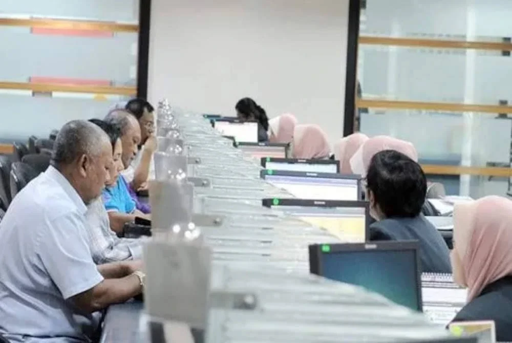 Penjawat awam perlu sentiasa bersedia menyesuaikan diri dengan perubahan dan cabaran baharu. Gambar hiasan